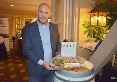 Ron van den Heuvel van Mooon met mooi verpakte olijfoliesoorten. “Dit geeft een heel ander uitstraling dan het ronde plastic bakje.”