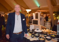 Hans Looman van Looman ambachtelijke salades is gespecialiseerd in hartige salades maar verraste bezoekers met een pepernotensalade.