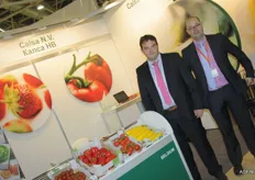 Pol Dendauw en Jeroen Buyck van exportbedrijf Calsa. Calsa levert veel groenten aan België. Vaak ook in combinatie met potplanten.