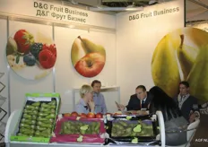 D&G Fruit vermarkt het hardfruit onder het eigen merk. Geoffrey Bamps (tweede van links) en Koen Vanherck (tweede van rechts) in gesprek met afnemers.
