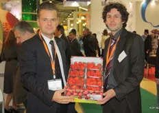 Jan Engelen en Roy van Rooy met de Hoogstraten aardbeien