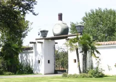 De poort die toegang verschaft tot de wijngaard Undurraga, opgericht in 1885 door Don Francisco Undurraga Vicuña.