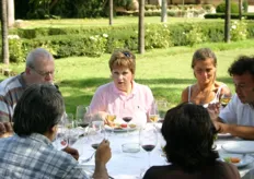 Het gezelschap journalisten krijgt uitleg. Undurrago staat in Chili op de 4e plaats van wijnproducenten en op de 5e plaats als exporteur. De belangrijkste exportmarkt is Europa.