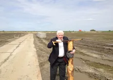 Vader Van der Kaaij slaat eigenhandig Ã©Ã©n van de eerste palen de grond in om de kosten van de bouw te drukken