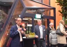 Algemeen directeur Marco Maasse van VBW en directeur ADN Mark Heemskerk houden een welkomswoord