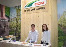 Thijs De Langhe en Nele Van Camp van DCM. De nieuwe biologische Vicotec gel-fertilizer stond bij het bedrijf in de spotlight.