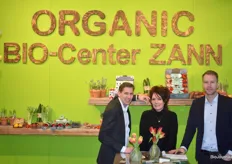 Bart Italie, Astrid H. Rog en Robbin  Lansbergen van Bio-center Zann. Vanaf eind februari zijn er weer kasgroenten van Nederlandse bodem beschikbaar bij bio-center Zann.