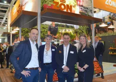 Bij Royal ZON Fruit & Vegetables is het Spaans seizoen nog volop bezig en dat is dit jaar een seizoen met enorme prijspieken vanwege het noodweer. Op de foto Wouter Willems, Els van Herpen, Leander van de Griend en Linda Naus.