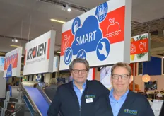 Menno Jongsma en Hans Vos van Synergy Systems. Zij poseren bij de Smart Line van Kronen. Dit zijn intelligente verwerkingsmachines die onderling met elkaar communiceren.