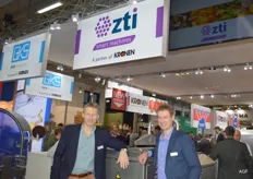 Machiel Honig en Hans Keizer van ZTI Smart Machines poseren bij een onttrosmachine.