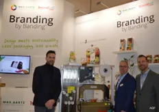Luuk Wessels en Erwin Pingen van specialdrukkerij Max Aarts en Rinze van der Vinne  van Bandall bij een Branding bij Banding machine.