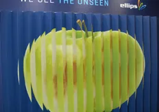 Wij zien wat je niet ziet werd goed zichtbaar gemaakt in de Ellips stand. In de wandelgang werd een geprinte appel met een prachtig groene buitenkant geleidelijk aan zichtbaar van binnen, waar hij lelijk en bruin blijkt te zijn.