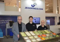 Jan en Kees Jegerings en Toon Hikspoors van Jegerings.com. Zij poseren bij de snits die mogelijk zijn met de Jegerings machines.