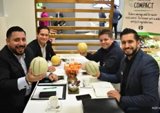 Frank Ocampo en Aissan Bennahou van Hagé International maken afspraken met één van de Braziliaanse meloenenleveranciers