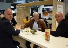 Niels Krijnen van Direkt Fruit Services met Anton en Rudi van IPB Nature