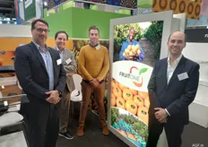 Andres Ribas van Oosterom en Cornelius de Villiers van FruitOne met collega's. De vestiging in Nederland draagt vanaf heden de naam FruitOne Europe