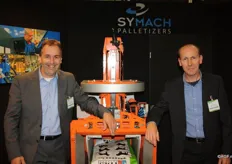 Johny de Bat en Patrick Gijsel van Symach Palletizers. Met een onderdeel van hun machines willen ze de kwaliteit en techniek laten zien.
