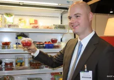 Bastiaan Koenen van Hordijk Verpakkingsindustrie presenteert de nieuwe verpakking voor bijvoorbeeld tomaten. Het is vergelijkbaar met de shaker, maar compacter en steviger.