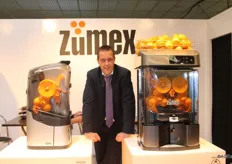 Freddie Koerts van Beverage Concepts benelux bij de twee Zumex, automatische sinaasappelpersen.