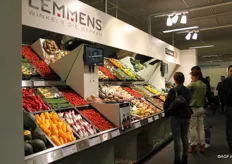 Het schap van Lemmens winkelinrichting wordt gepresenteerd met de producten van Dutch Specials.