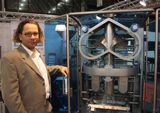 Wim van der Meulen met de flow verpakkingsmachine van GKS Packaging.