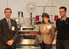 Yvan Mannekens, Daisy Ghijsels en Rudi van de Vijver van Fischbein Company presenteerde de Fischbein-saxon sealer, een naai en overtape machine in één.