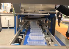 Zij demonstreede de schalensluitmachine met onder andere nieuwe veiligheidskappen en een aparte invoerbaan.