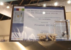 Daarbij waren ze geselecteerd voor De Gouden Noot met het schaaltje op de foto. Dit is een bakje en deksel in één. De rand wordt afgebroken en vastgeseald. Daarna is het een hersluitbare deksel, waardoor dit bespaart op andere andere materiaal, handeling, opslag etc.