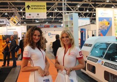 De dames van De Jong verpakking liepen rond op de beurs om tasjes met informatie uit te delen.