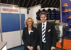 Frank Caris met Suzanne de Poorter van Multipond. Zij demonstreerde onder andere de verrijdbare compacte weger voor in bijvoorbeeld een schalenlijn.
