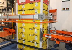 Deze omsnoeringsmachine plaatst de hoeken van de pallet machinaal en daarna wordt het automatisch omgesnoerd.