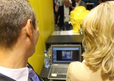 Ze bekijken de foto van de vorige beurs op de website.