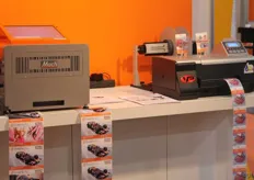 De full-colour labelprinters. De linker printer is special voor hoog volume en de rechter printer is voor buitentoepassingen.