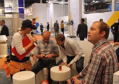 Bezoekers werden naar de stand gehaald waar ook de nieuwste generatie X-Ray inspectie stond gepresenteerd.