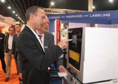 Jan Willem Mantel van Automator met de laser etiketteer machine.