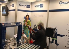 Cyklop zorgde voor eigen amusement op de stand.