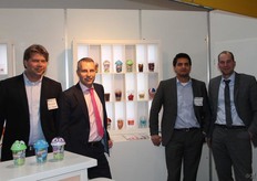 Oliver Fraaije, Wilco ter Hove van Nedupack samen met Dahoud Boleharai en Bas Folbert van Reclamebeker.nl. Met de shakers op de achtergrond zorgt Nedupack voor de deksels en Reclamebeker.nl voor de bekers.