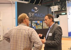 Johny de Bat in gesprek op de stand.