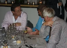 Roel Spruit (LTO) Rien Reijngoudt (Reijnpack) en Jan de Vries in een diepgaand gesprek