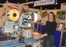 Barbara Braam van Automator BV. poseert bij het EME labeling top/bottom etiketteer systeem met printers.
