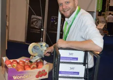 Pieter Welling van B.A.T. machinebouw demonstreert  een elektrische handetiketteermachine HA 560 voor het stickeren van fruit.