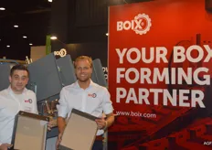 Mike Carutasu en Kelvin Ruijsch van BOIX Europe. Meer dan 4 decennia ervaring heeft Boix Maquinaria Spanje zich als benchmark ontwikkeld in de sector van machinefabrikanten voor het vormen en verlijmen van golf- en massiefkartonnen verpakkingen. Het bedrijf is wereldwijd actief.