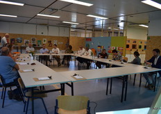 Iedereen settelt zich in afwachting van de presentaties