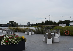 Een rit met de kabelbaan geeft een overview van het Floriade terrein  