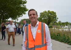Anton van Gelder van Van Gelder heeft al een bouwhesje aan, nodig om het bouwterrein dat Floriade momenteel is, te bezoeken