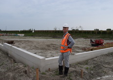 Maurice poseert trot bij de fundering van de The Green House