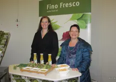 De dames van Fino Fresco presenteren de slaspecialiteiten en dressings