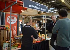 Rechts is Cees Vink van Vink Fruitboerderij in gesprek met wat bezoekers. Zijn collega kon melden dat het bedrijf uitbreidingsplannen heeft.