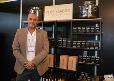 Michiel Drijver met naast hem de biologische olijfolie van Flor Y Sabor (nr. 8 en nr. 14). Met een adoptieproject steunt Michiel traditionele Spaanse bio-olijfboeren. Hij biedt sinds kort ook biologisch appelsap aan. 