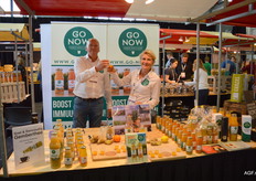 Hans Versteegh en Patricia van Baal proosten bij Now Organic International met de gembershots van Go Now.